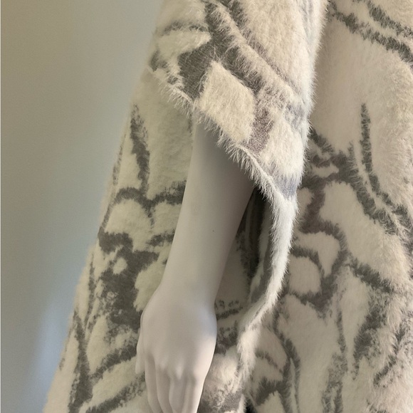 White House Black Market Sweater Ruana~Gray & White~One Size Fits Most~NWOT! - Picture 10 of 11
